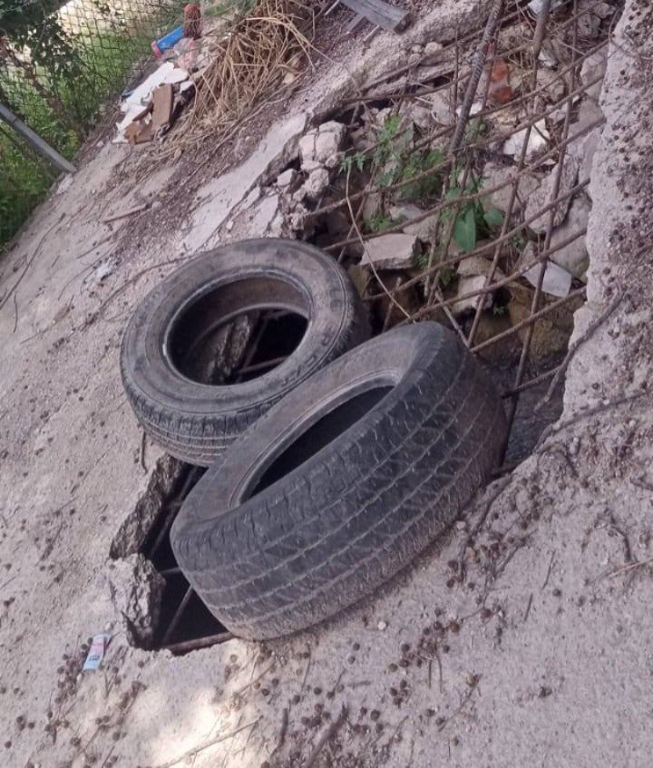 Reclaman a alcalde de Allende por baches, oscuridad y colapsos de drenaje