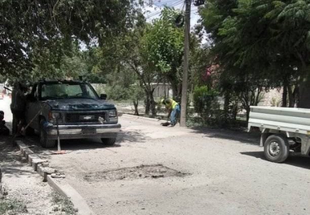 Reclaman a alcalde de Allende por baches, oscuridad y colapsos de drenaje