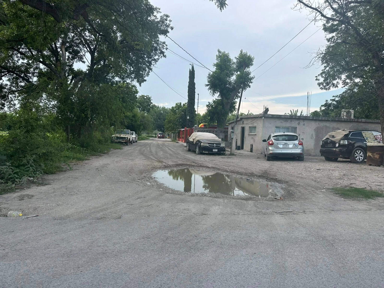Reclaman a alcalde de Allende por baches, oscuridad y colapsos de drenaje