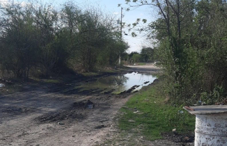 Reclaman a alcalde de Allende por baches, oscuridad y colapsos de drenaje