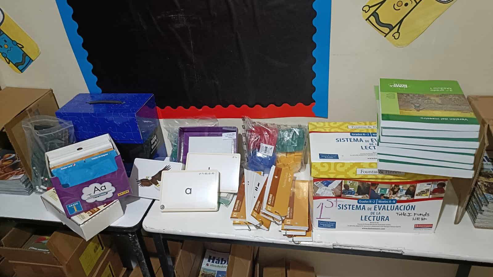 Ciudadana de Morelos dona libros y material educativo a escuelas y jóvenes