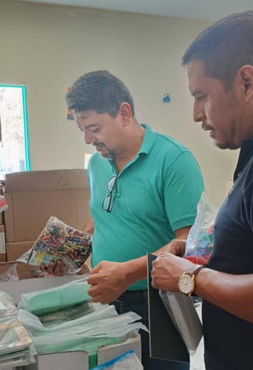 Ciudadana de Morelos dona libros y material educativo a escuelas y jóvenes