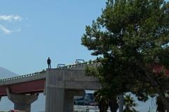 Oficial logra salvar a joven que intentaba quitarse la vida en Distribuidor Vial El Sarape