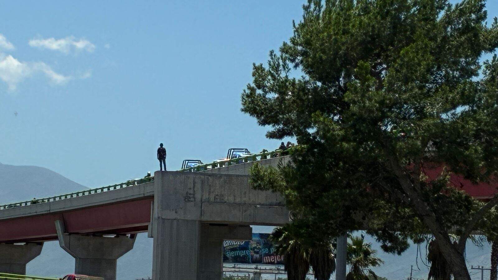 Oficial logra salvar a joven que intentaba quitarse la vida en Distribuidor Vial El Sarape