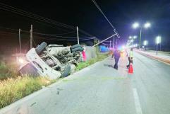 Operativo de rescate tras vuelco de ganado en carretera