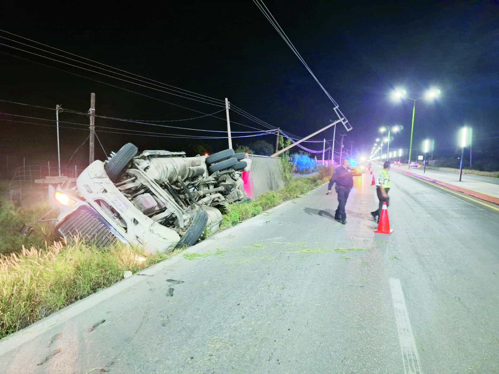 Operativo de rescate tras vuelco de ganado en carretera