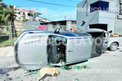 Camioneta vuelca tras colisión con abuelito en Coahuila