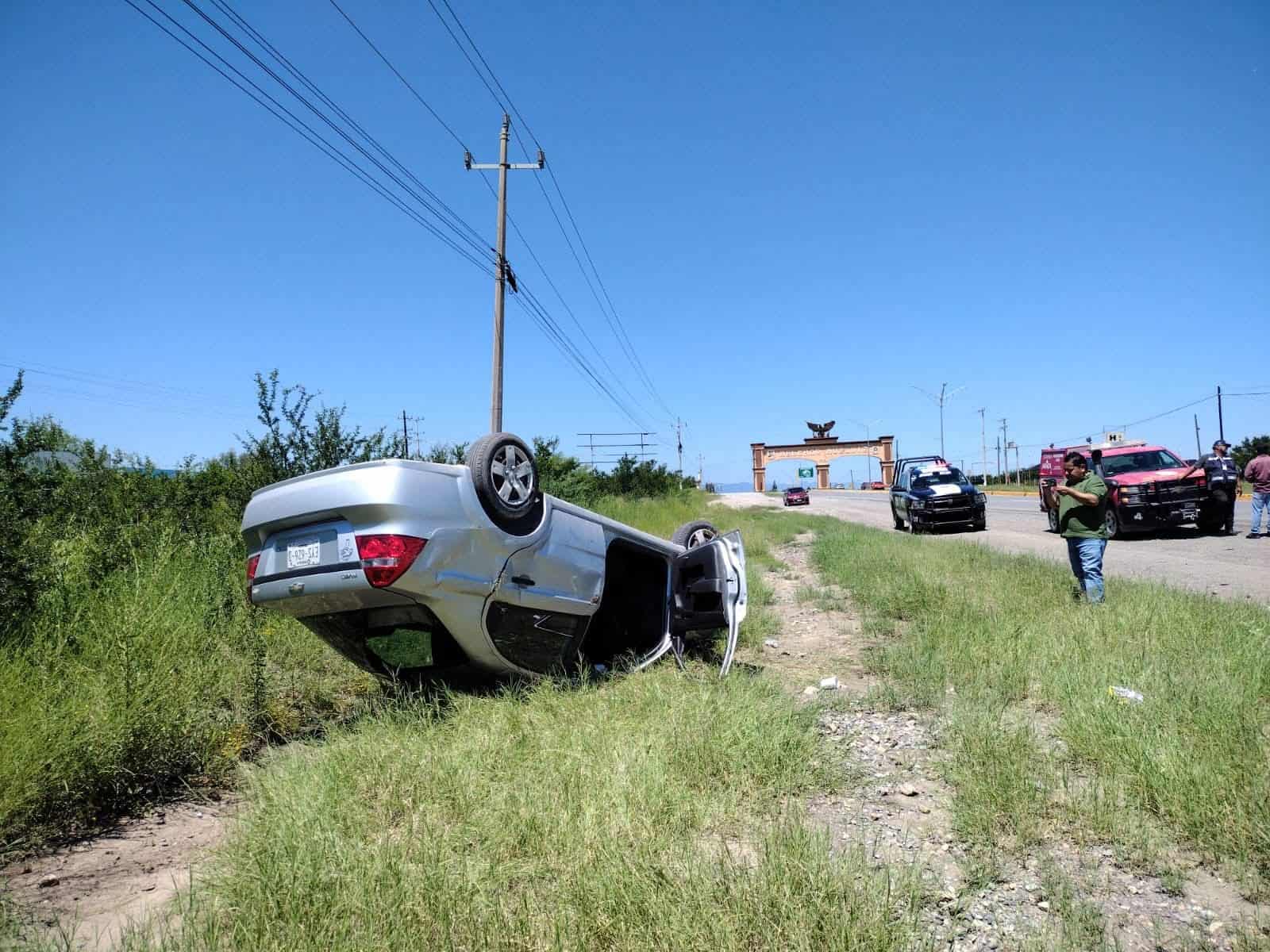 Aparatosa Volcadura en Melchor Múzquiz Deja una Mujer Lesionada