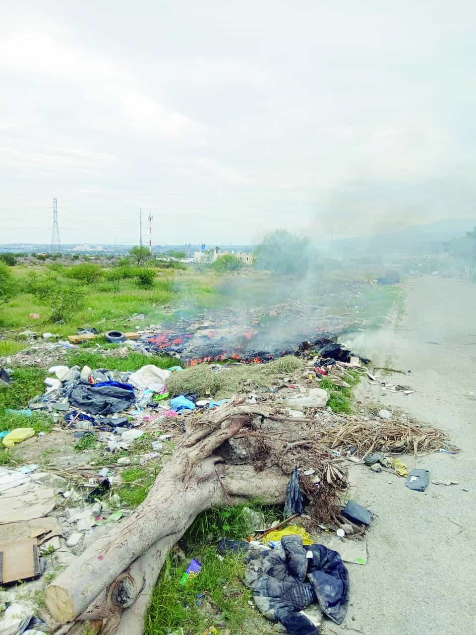 Vecinos afectados por humo tras incendio en Monclova
