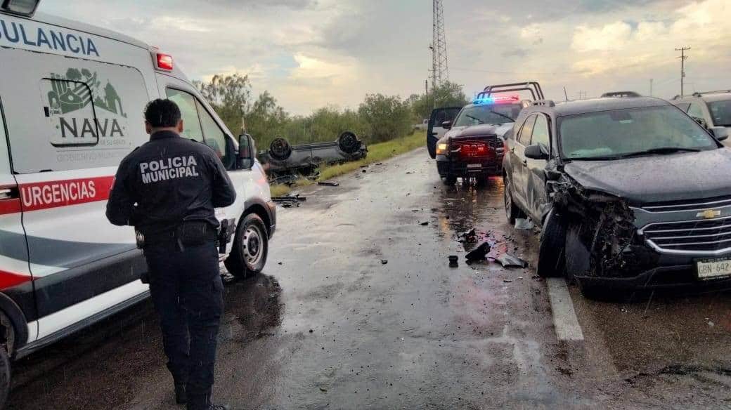 Volcadura en la 57 moviliza a cuerpos de auxilio en Río Escondido
