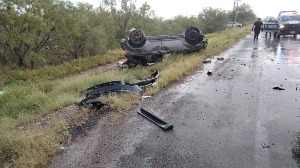 Volcadura en la 57 moviliza a cuerpos de auxilio en Río Escondido