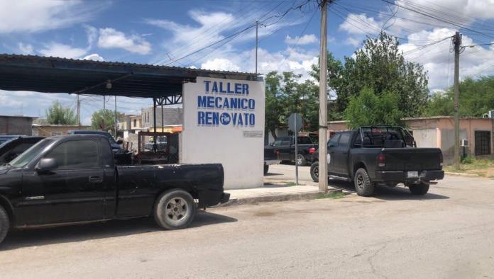 Muere mecánico al  caerle una pickup mientras trabajaba