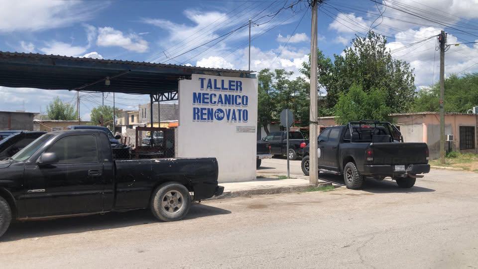 Muere mecánico al  caerle una pickup mientras trabajaba