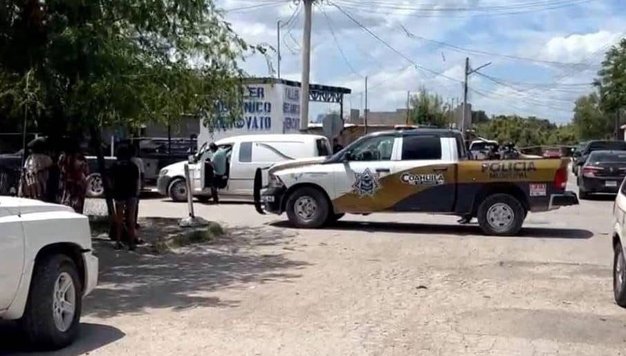 Muere mecánico al  caerle una pickup mientras trabajaba