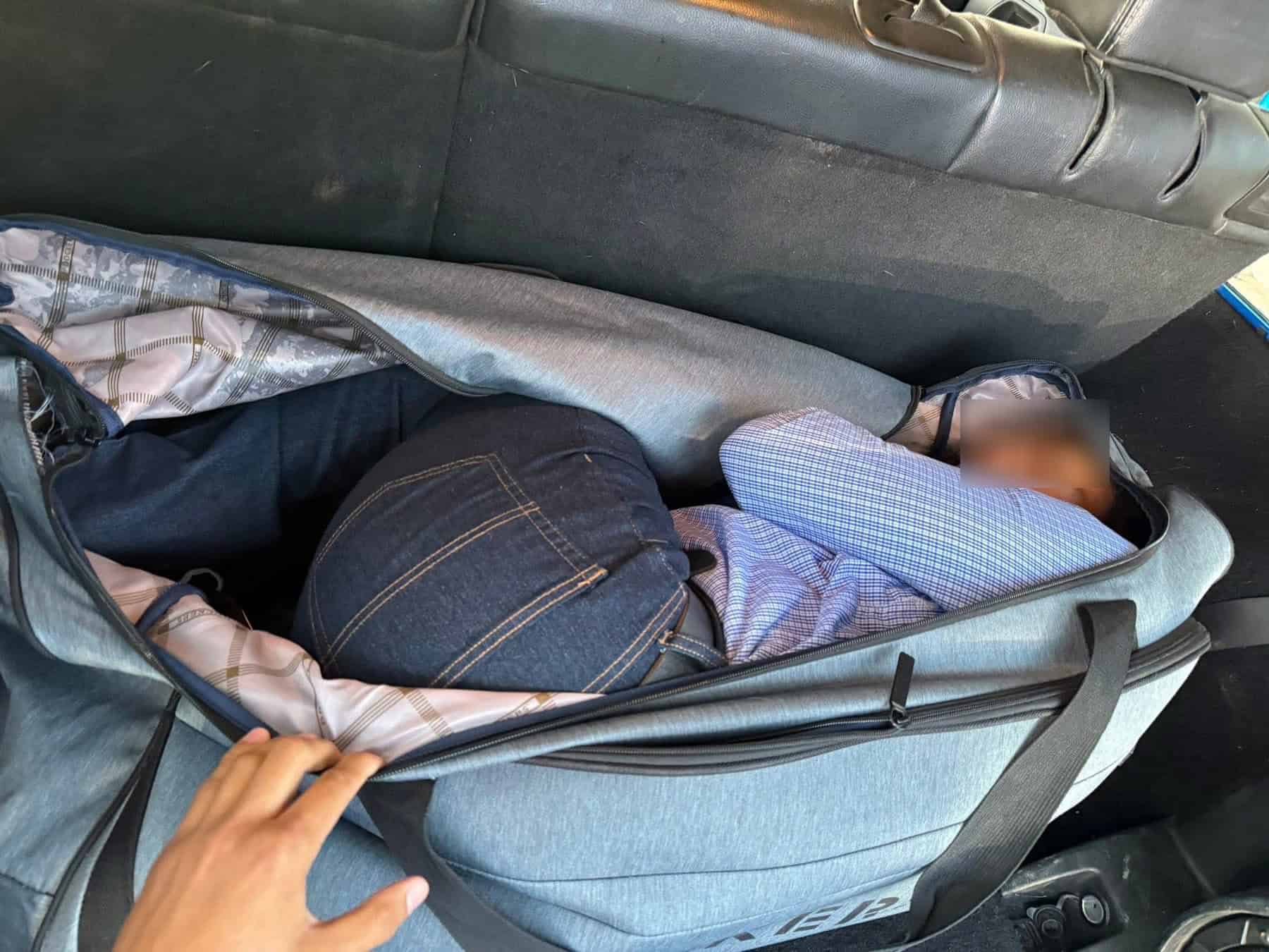 Sorprenden a conductor  en Texas con migrante; iba oculto en una mochila