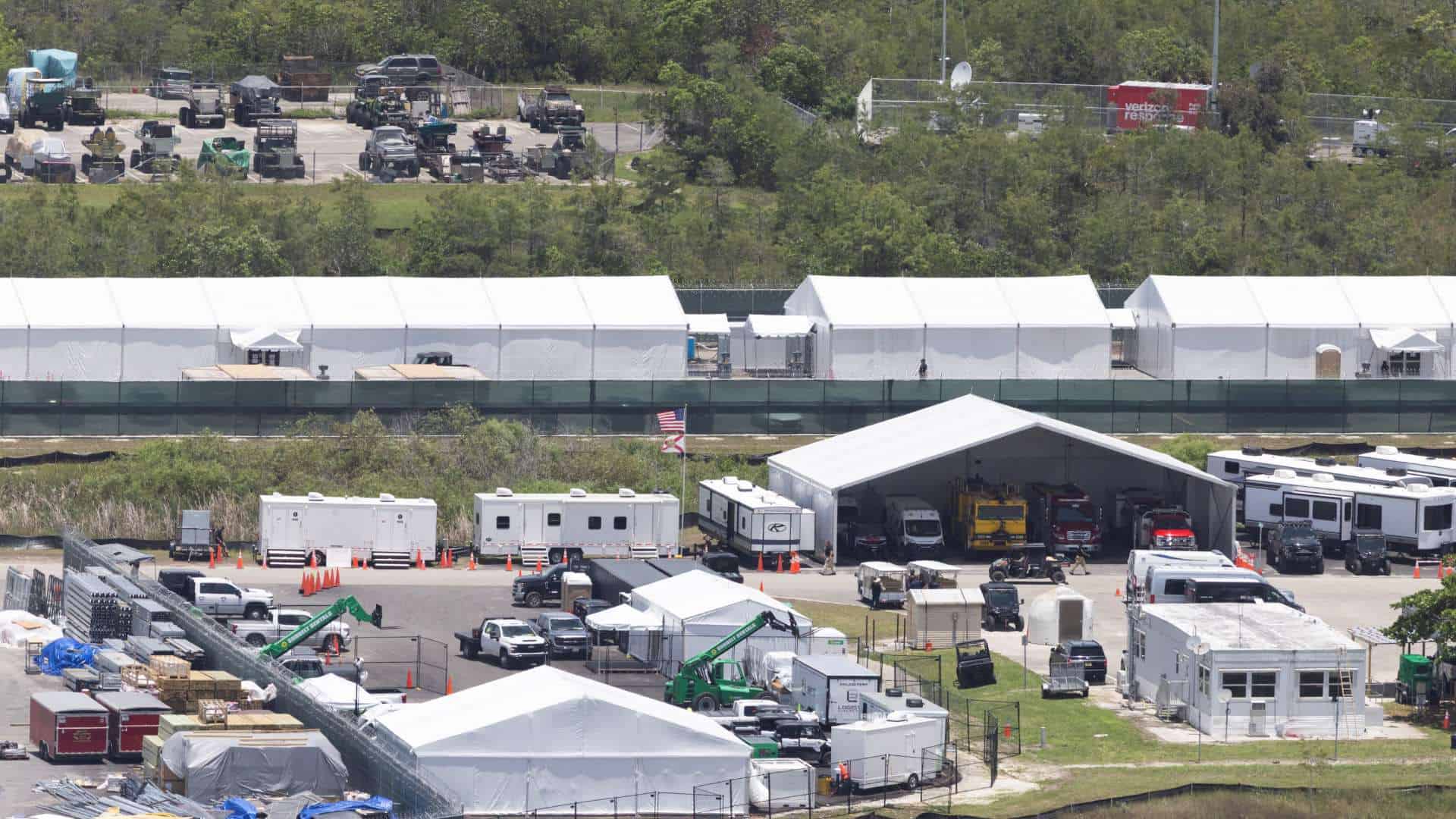 Liberan a mexicanos detenidos en "Alligator Alcatraz" y regresan sin cargos a México