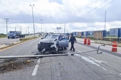 Impacta poste en la carretera 57; se salva de milagro