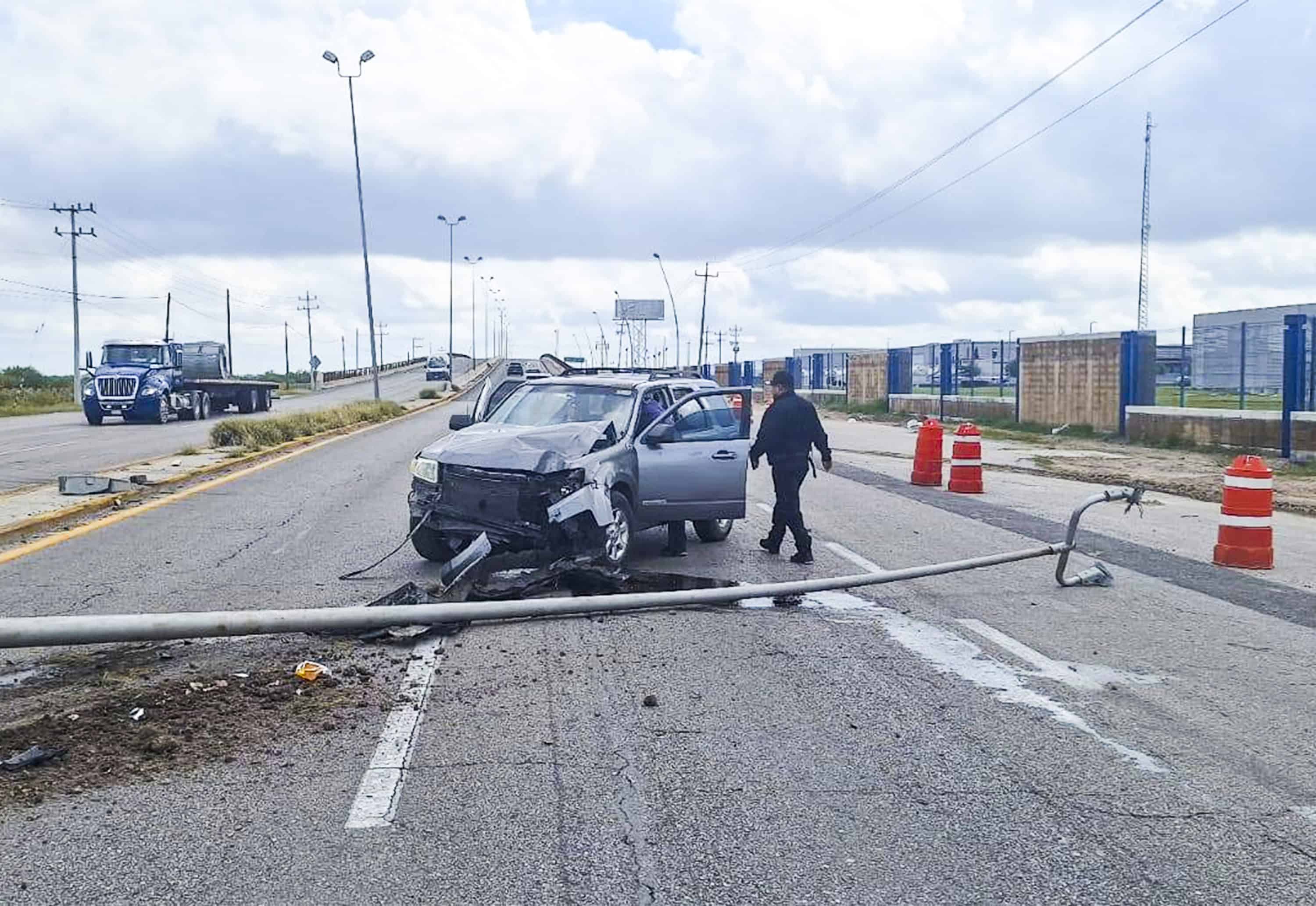 Impacta poste en la carretera 57; se salva de milagro