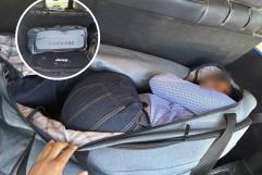 Sorprenden a conductor  en Texas con migrante; iba oculto en una mochila