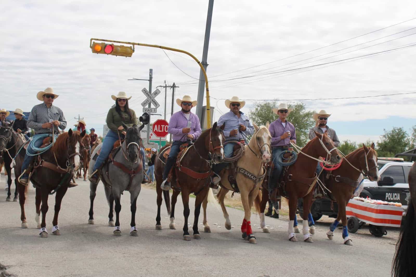 Cabalgata en octubre, caos hoy: Allende exige soluciones, no espectáculos