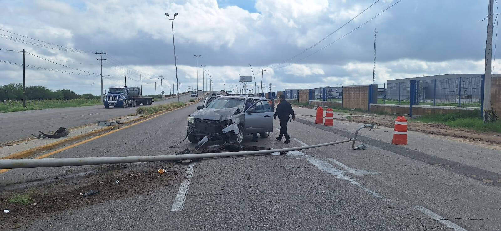 Impacta poste en la carretera 57; se salva de milagro