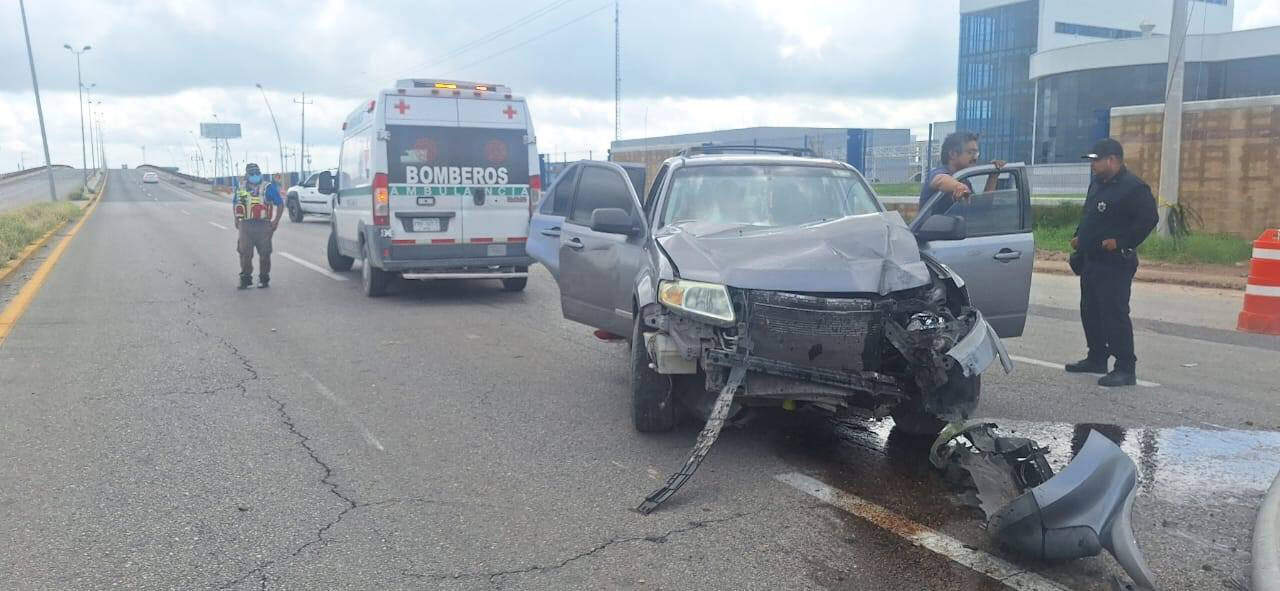Impacta poste en la carretera 57; se salva de milagro