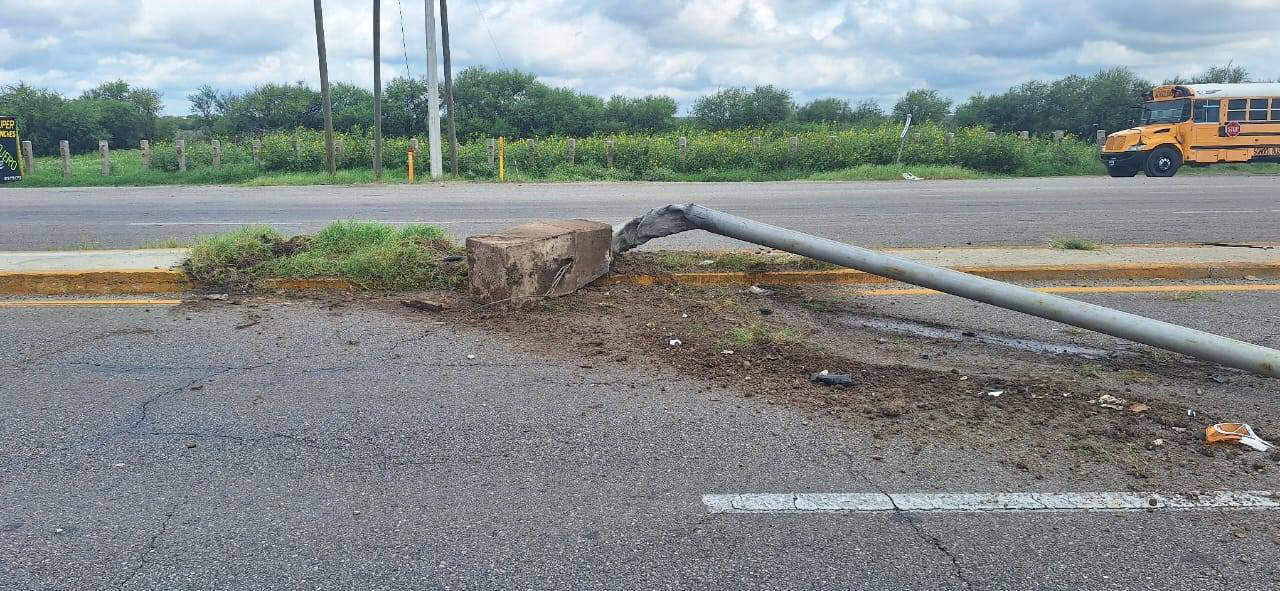 Impacta poste en la carretera 57; se salva de milagro