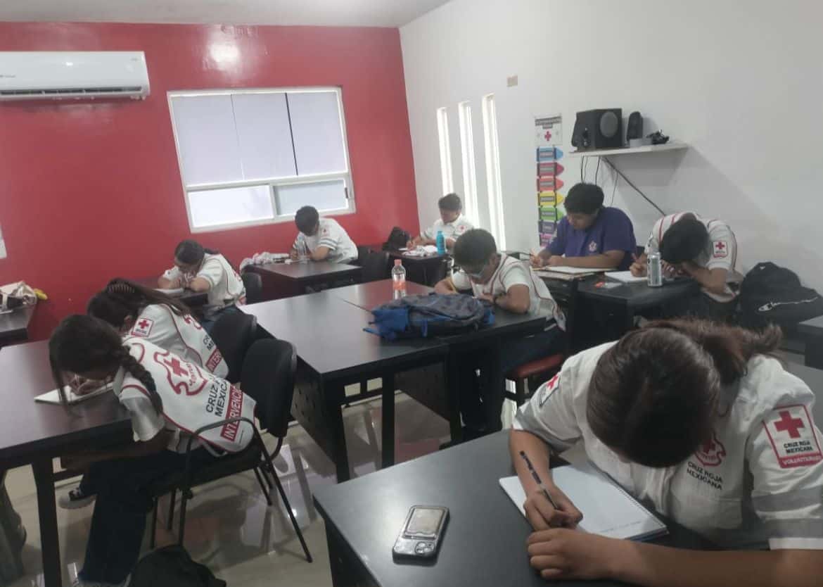 Niñas y niños aprenden primeros auxilios en curso de verano de la Cruz Roja