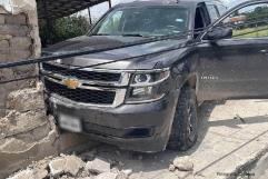 Conduce ebria y se estrella contra casa en Allende y derribó un poste