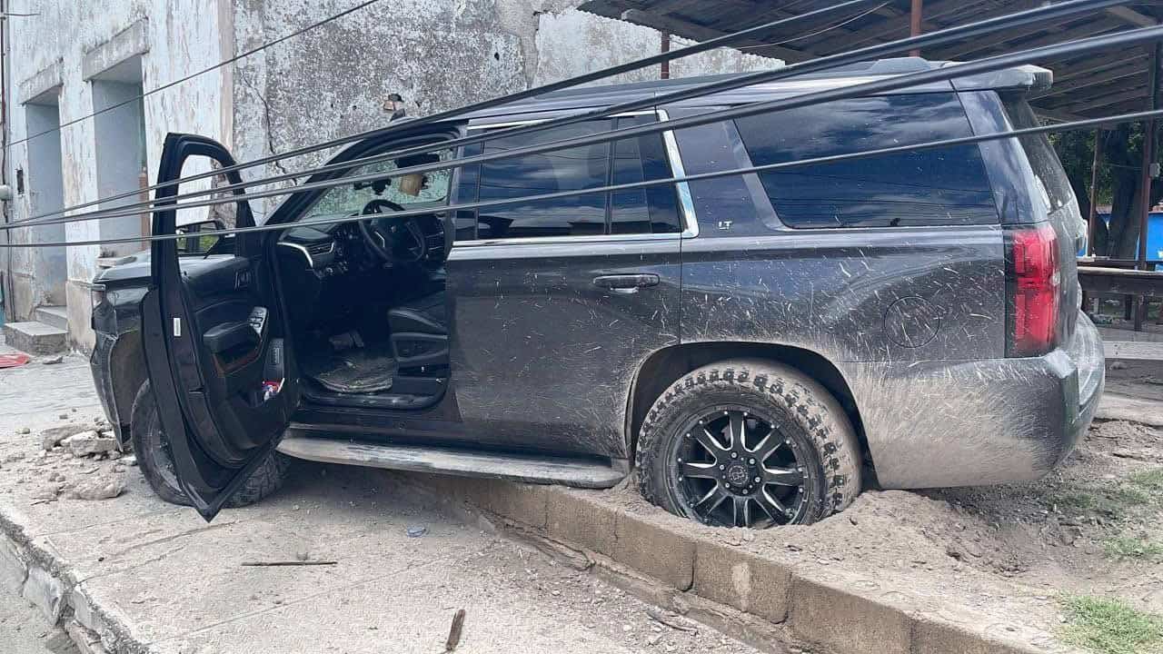Conduce ebria y se estrella contra casa en Allende y derribó un poste