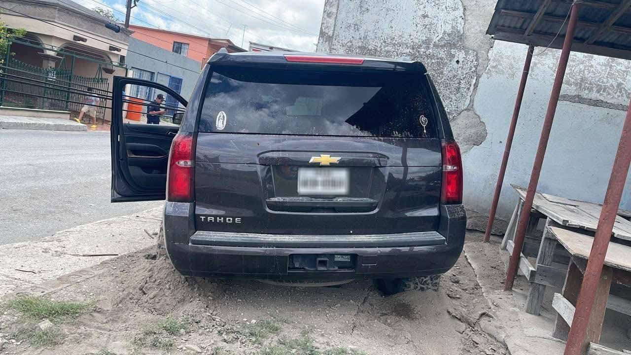 Conduce ebria y se estrella contra casa en Allende y derribó un poste