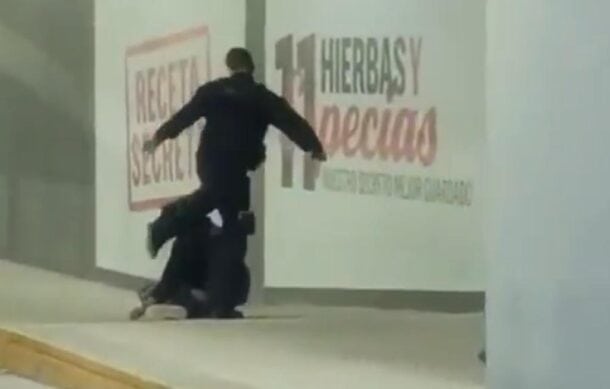 Policía agrede brutalmente a persona en situación de calle y es separado del cargo