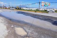 Automovilistas afectados por baches en Arteaga, Coahuila