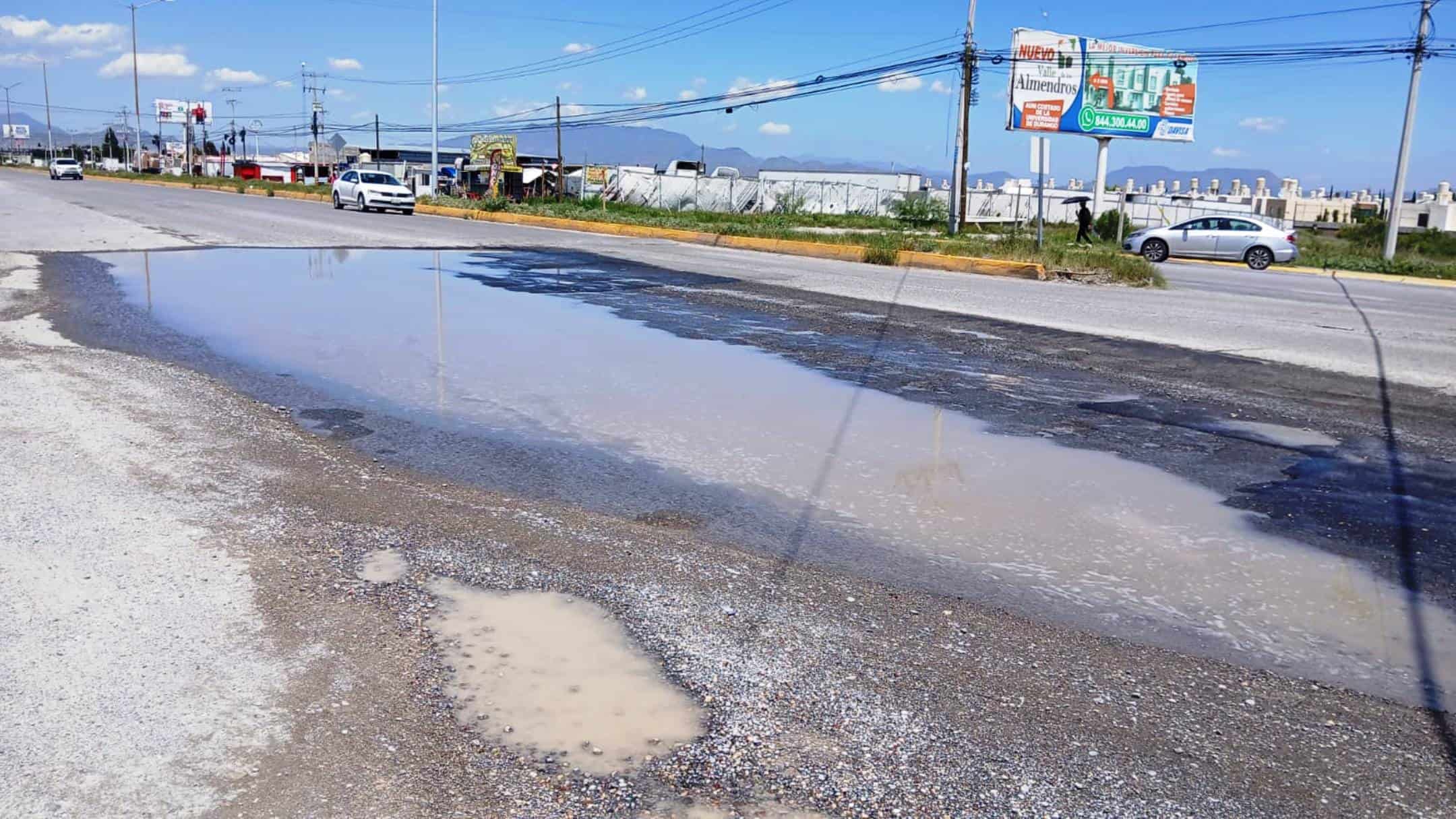 Automovilistas afectados por baches en Arteaga, Coahuila