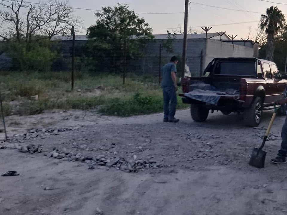 Se hartan en Allende y reparan calles por su cuenta