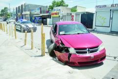 Auto derriba barandal en Centro de Fe de Coahuila