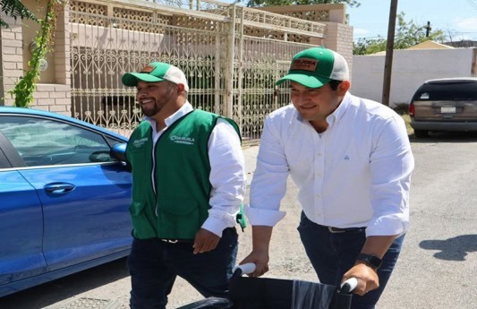 Diputado Guillermo Ruiz atiende solicitud de silla de ruedas en colonia de Piedras Negras
