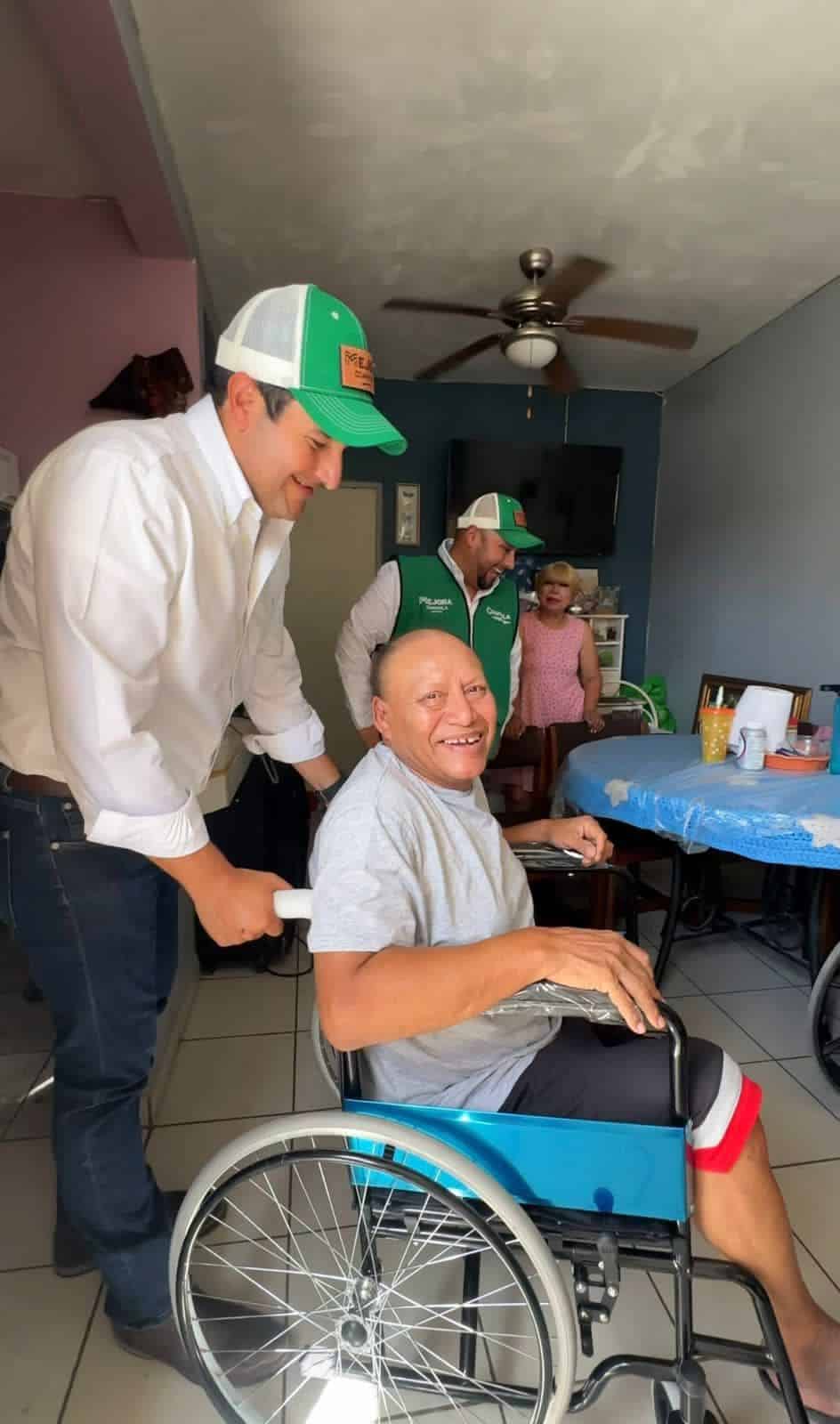 Diputado Guillermo Ruiz atiende solicitud de silla de ruedas en colonia de Piedras Negras