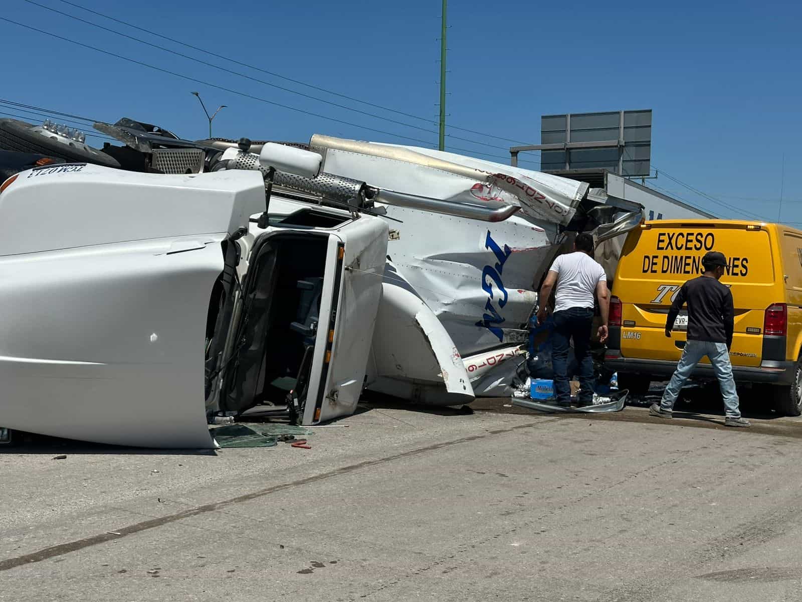 Tráiler se queda sin frenos y vuelca en Nava