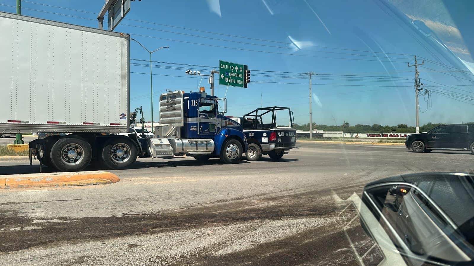 Tráiler se queda sin frenos y vuelca en Nava