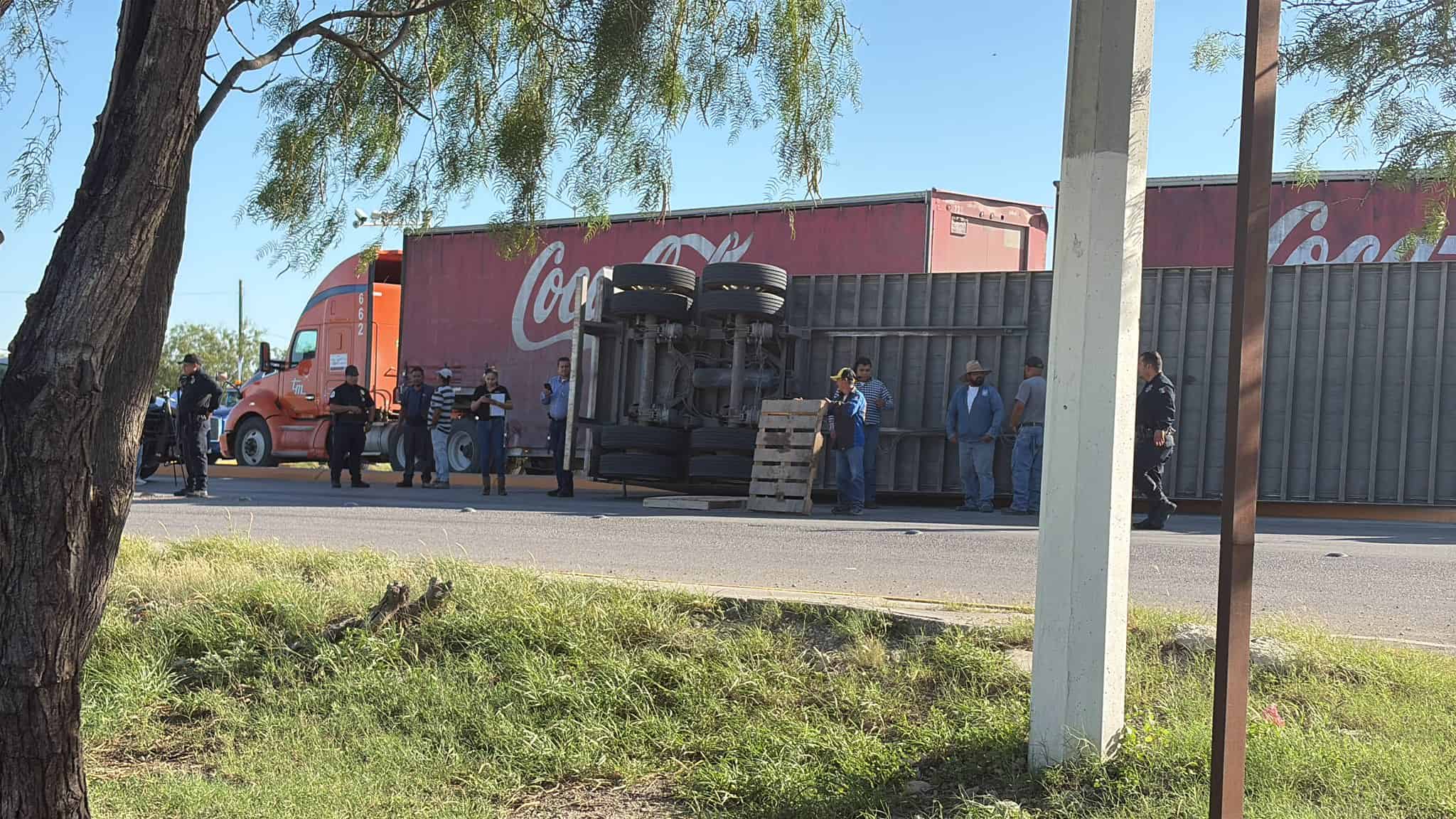 Tráiler se queda sin frenos y vuelca en Nava