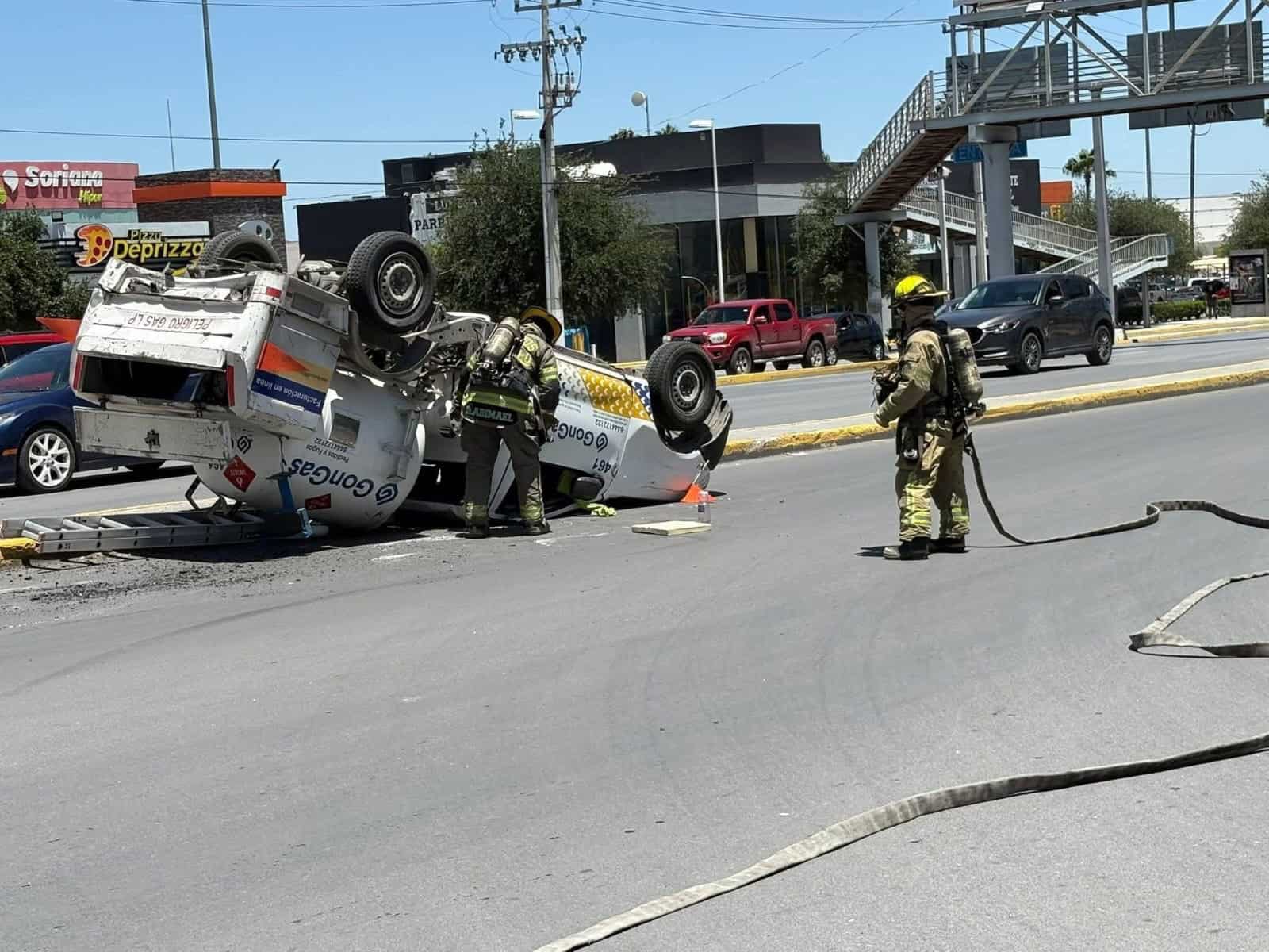 Intensa movilización por accidente de pipa GonGas en Plaza Patio