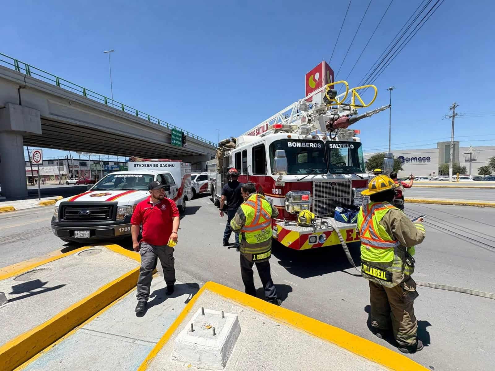 Intensa movilización por accidente de pipa GonGas en Plaza Patio