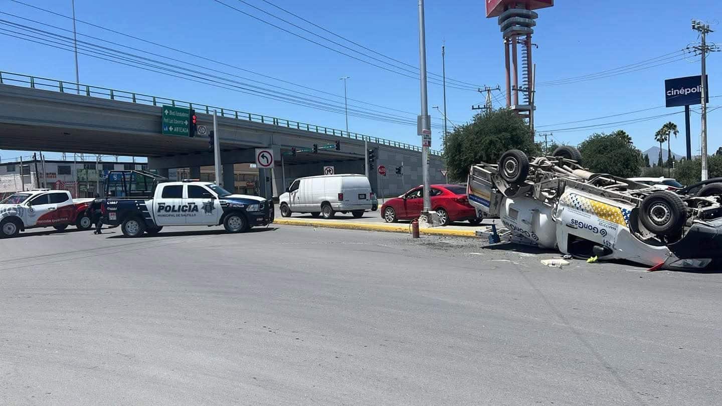 Intensa movilización por accidente de pipa GonGas en Plaza Patio