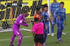 ¡Otra de Nahuel! El arquero de Tigres simula falta… ¡jalándose él mismo la playera!