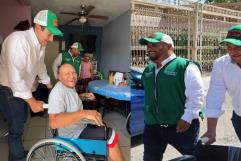 Diputado Guillermo Ruiz atiende solicitud de silla de ruedas en colonia de Piedras Negras