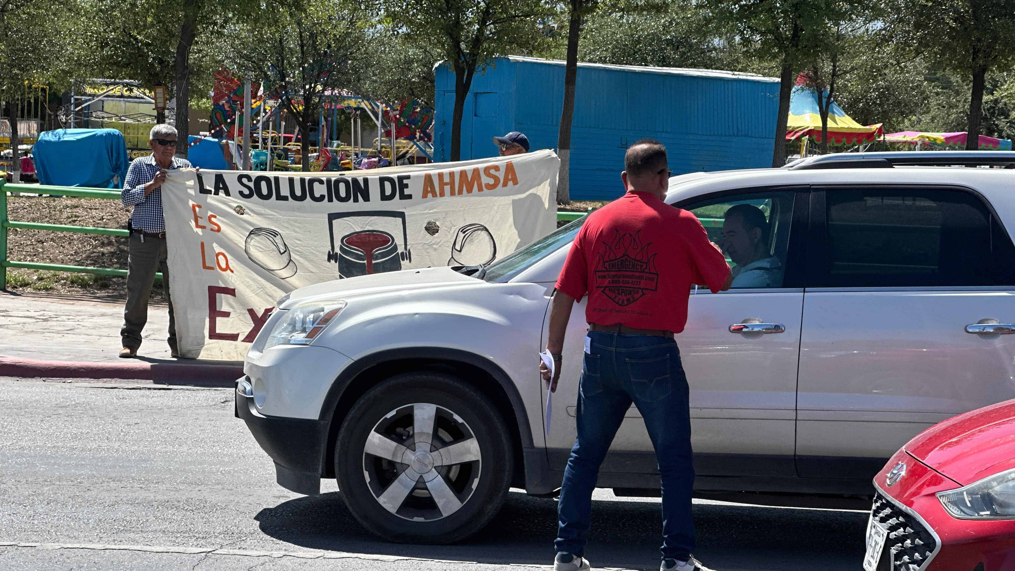 Trabajadores de AHMSA impiden salida de equipos en protesta