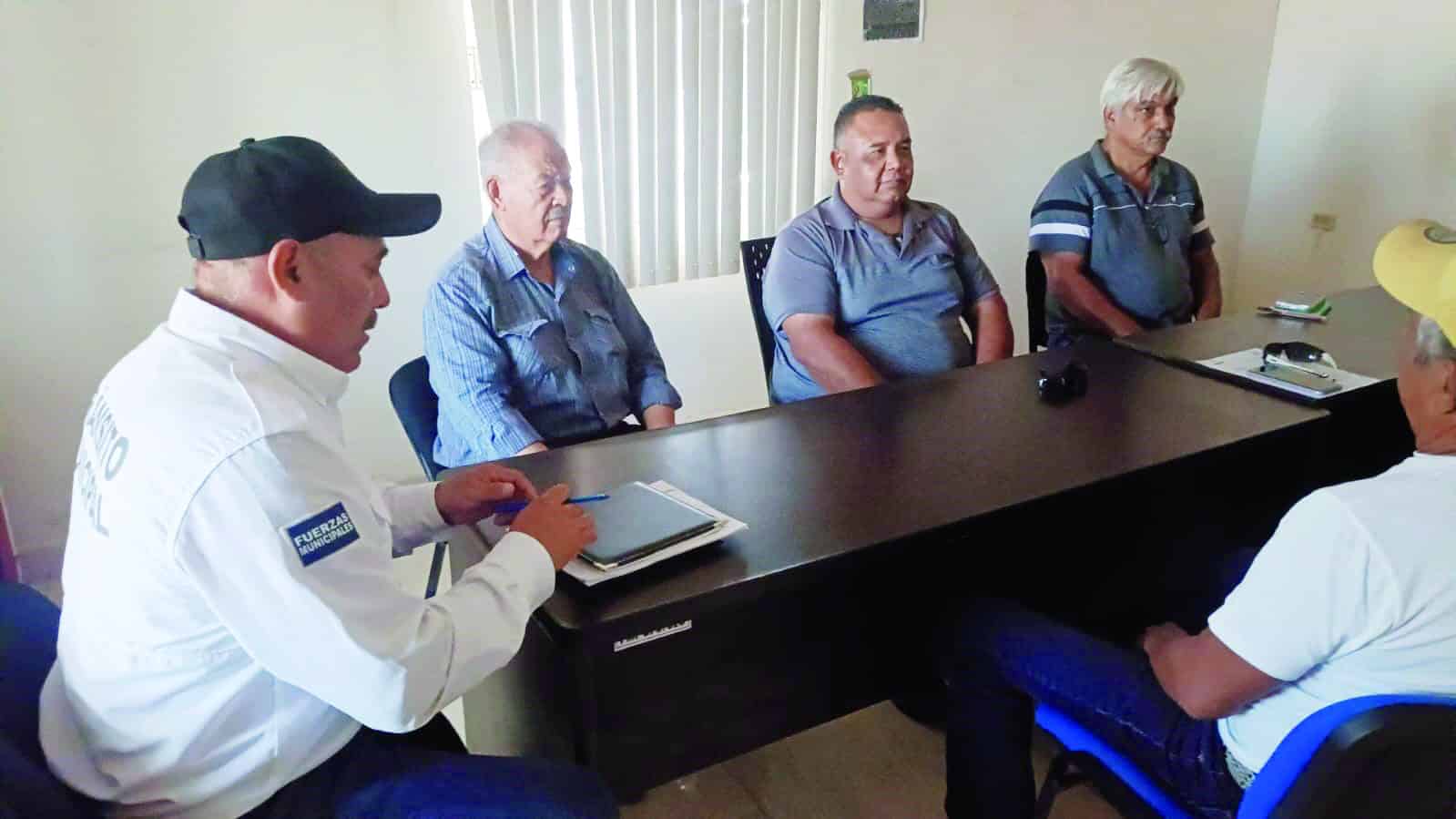 Director de Transporte de Frontera Informa sobre Revisión de Vehículos Taxi