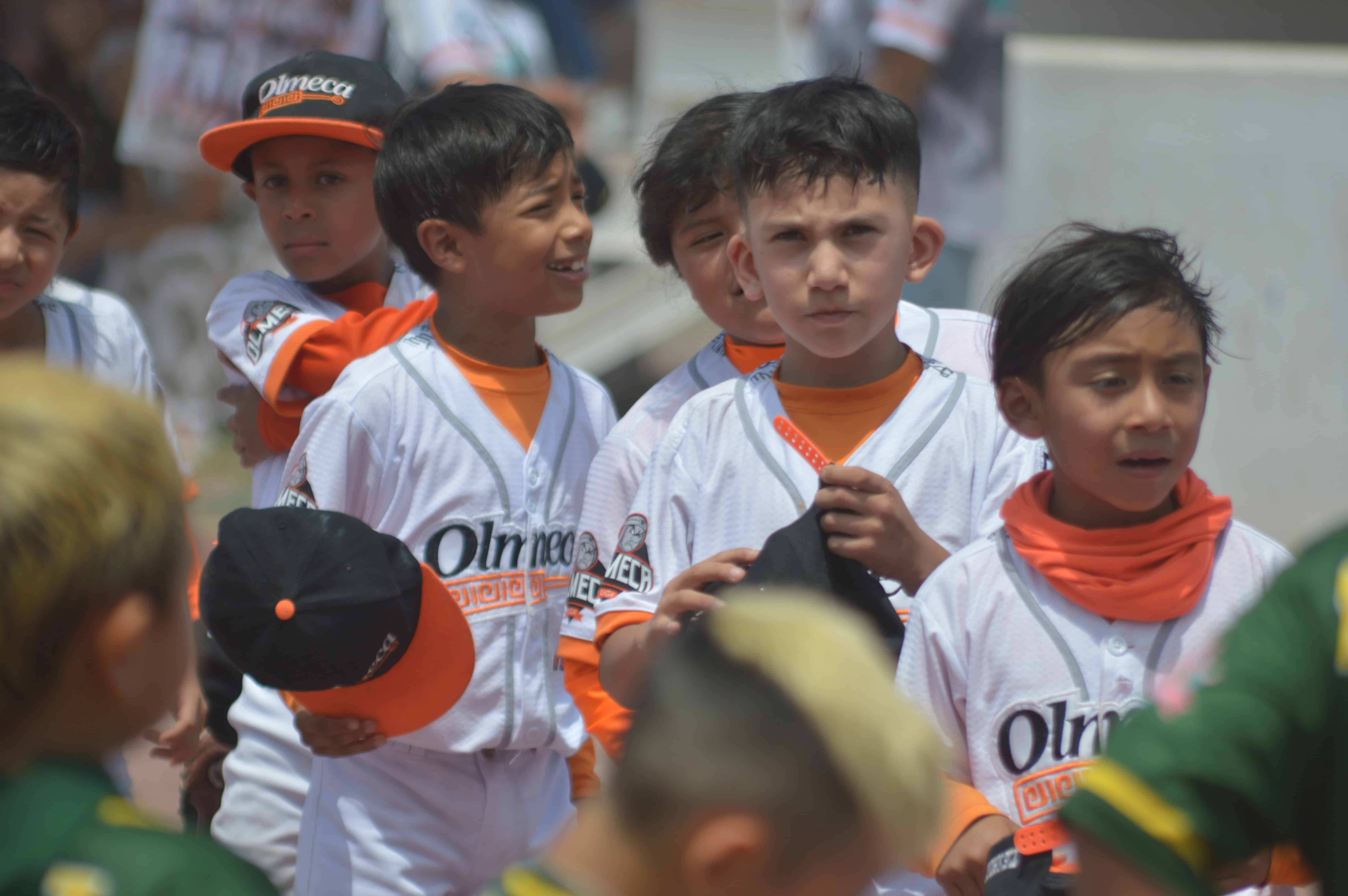 Liga Olmeca vence en emocionante partido de béisbol
