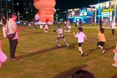 Niños persiguen alegremente a robot humanoide en parque de Zhejiang